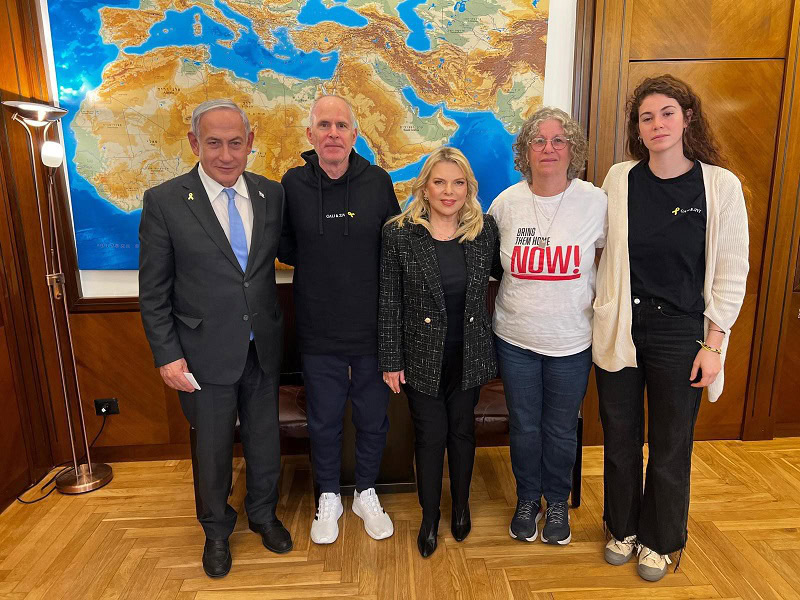 שרה נתניהו (במרכז), בפגישה של בני הזוג נתניהו עם שורד השבי קית סיגל, אשתו אביבה וביתם שיר, לשכת רה"מ, 27.2.25 (צילום: מעין טואף, לע"מ) שרה נתניהו (במרכז), בפגישה של בני הזוג נתניהו עם שורד השבי קית סיגל, אשתו אביבה וביתם שיר, לשכת רה"מ, 27.2.25 (צילום: מעין טואף, לע"מ)