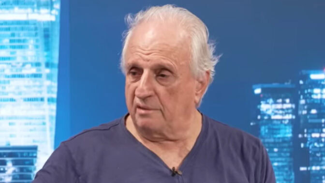 הקונספירטור נחום שחף, צילום מסך מאולפן אתר "סרוגים", אליו הוזמן שחף על מנת לחזור על הקונספירציה השקרית בדבר רצח רבין, 15.11.25