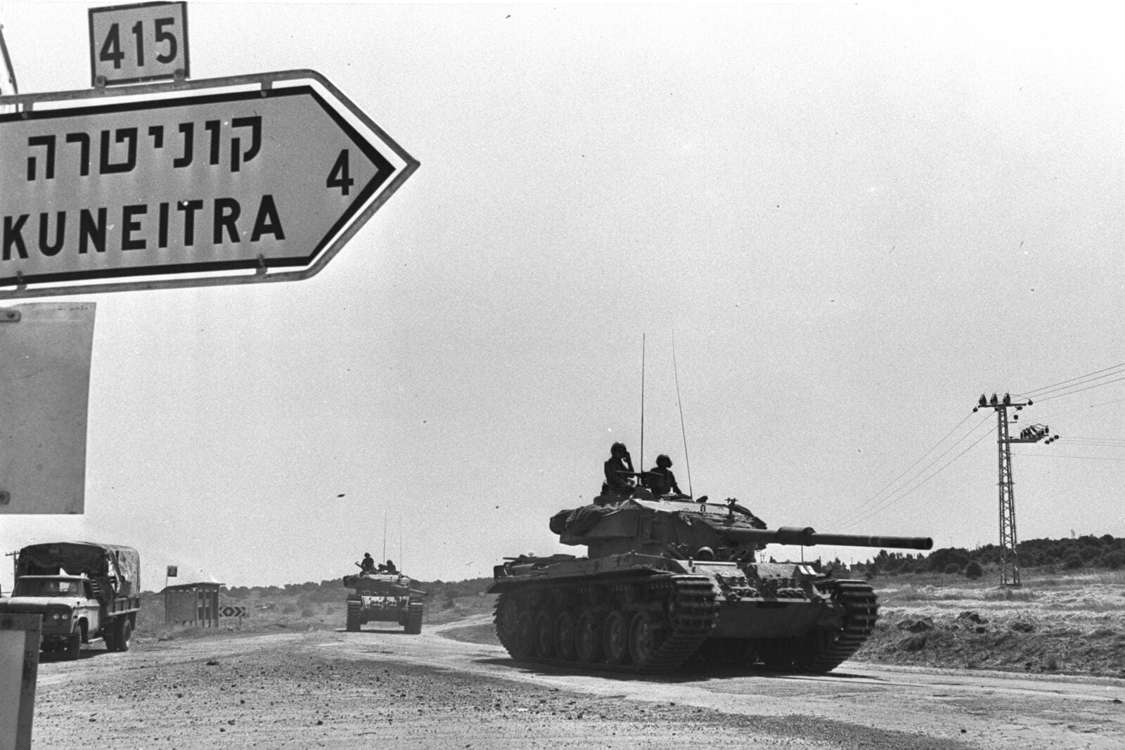 טנק ישראלי מפטרל סמוך לצומת קוניטרה, 6.8.1970 (צילום: משה מילנר, לע"מ).