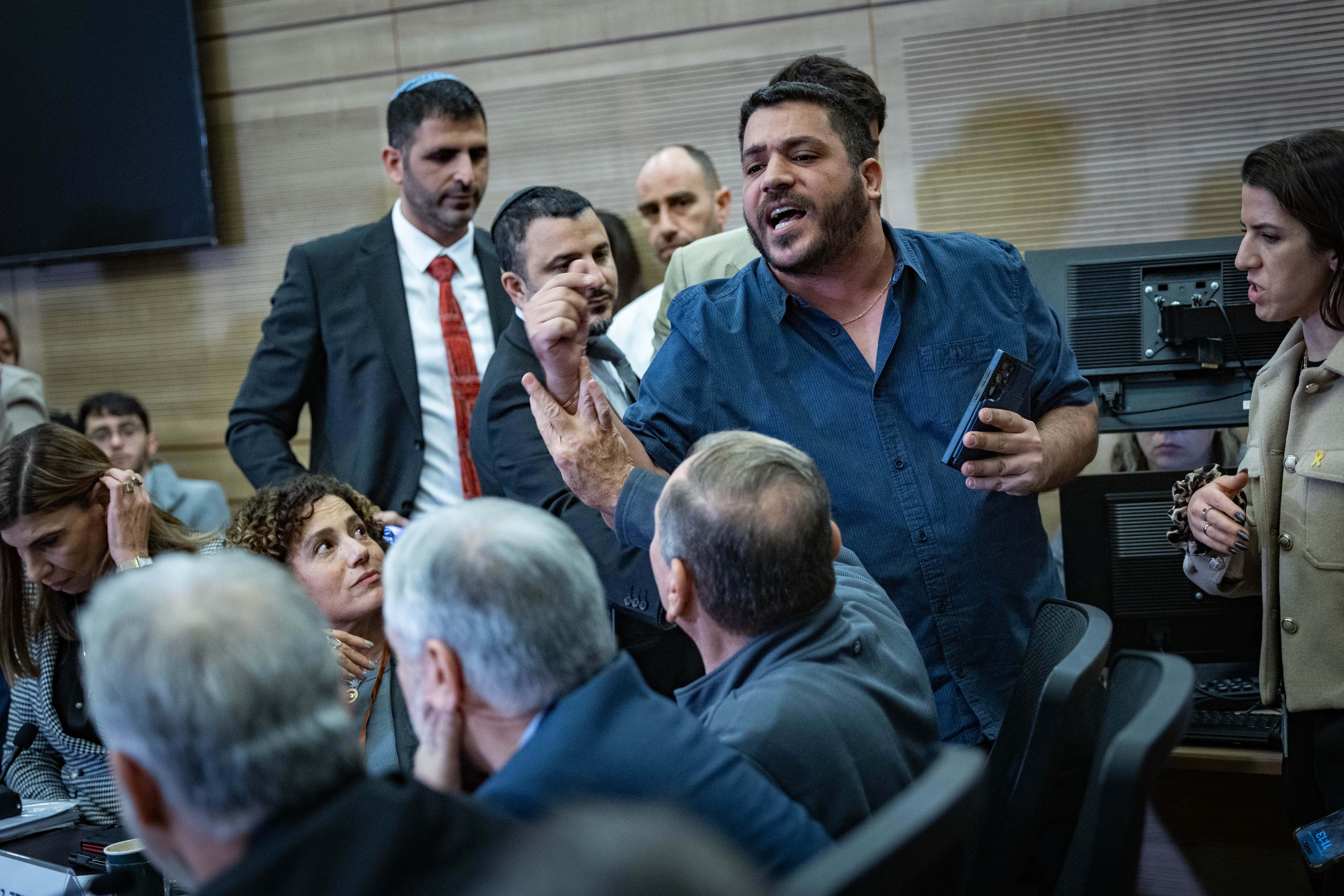 אלעד זמיר, ראש מטה שר התקשורת, באחד מדיוני ועדות הכנסת. מאחור: שר התקשורת, שלמה קרעי (צילום: יונתן זינדל) אלעד זמיר, ראש מטה שר התקשורת, באחד מדיוני ועדות הכנסת. מאחור: שר התקשורת, שלמה קרעי (צילום: יונתן זינדל)
