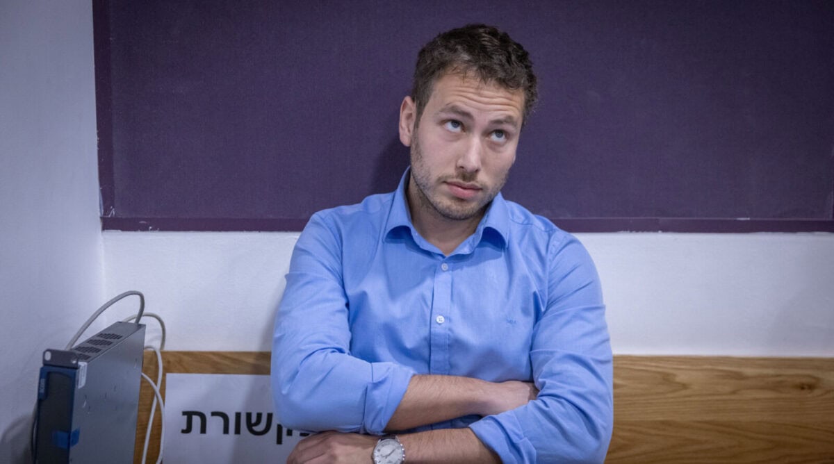אבנר נתניהו, אולם משפט נתניהו, עדות ראשונה, 10.12.24 (צילום: חיים גולדברג)