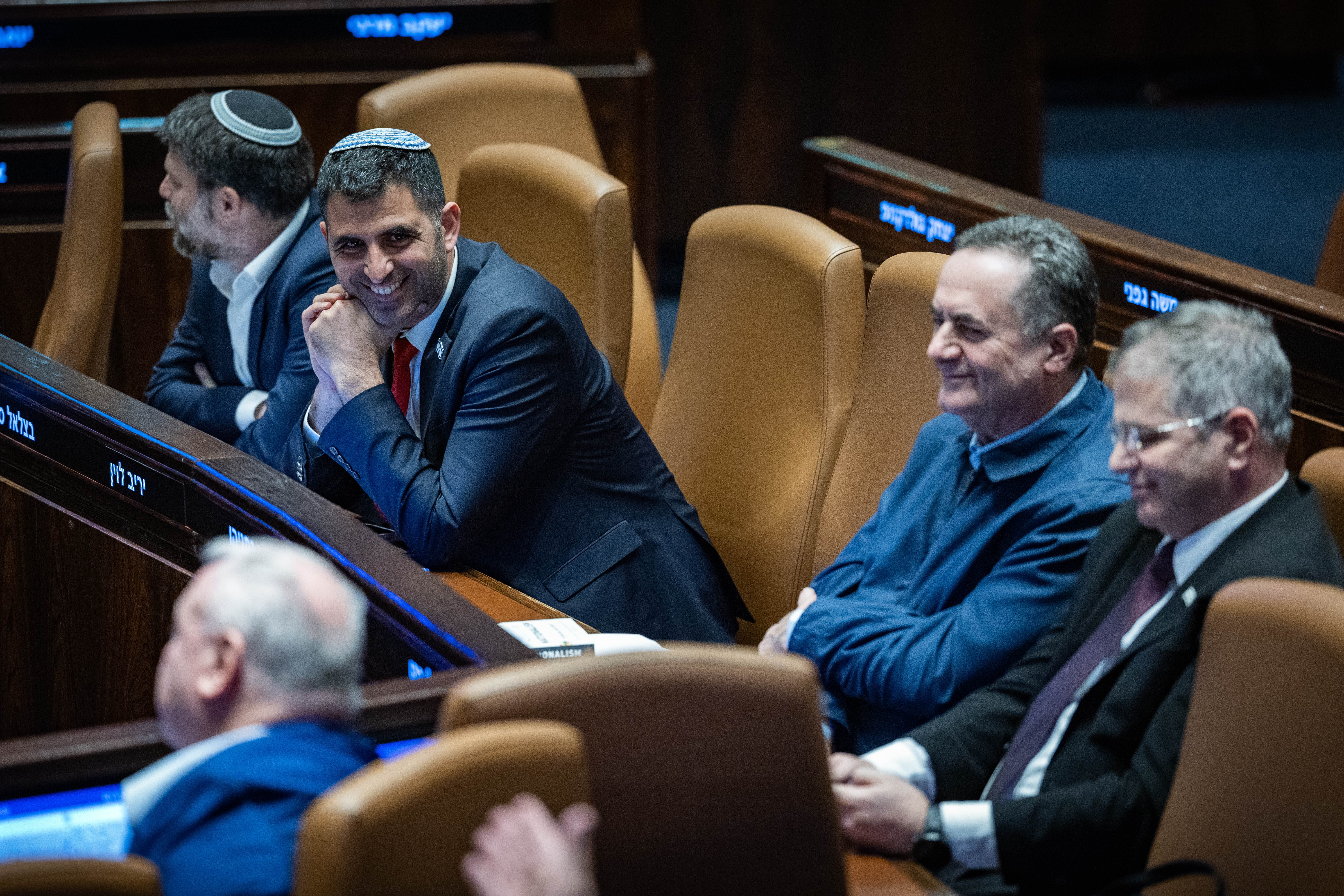 שר התקשורת שלמה קרעי במליאת הכנסת עם עמיתיו יואב קיש, ישראל כץ, דודי אמסלם ובצלאל סמוטריץ'. ינואר 2026 (צילום: יונתן זינדל) שר התקשורת שלמה קרעי במליאת הכנסת עם עמיתיו יואב קיש, ישראל כץ, דודי אמסלם ובצלאל סמוטריץ'. ינואר 2026 (צילום: יונתן זינדל)