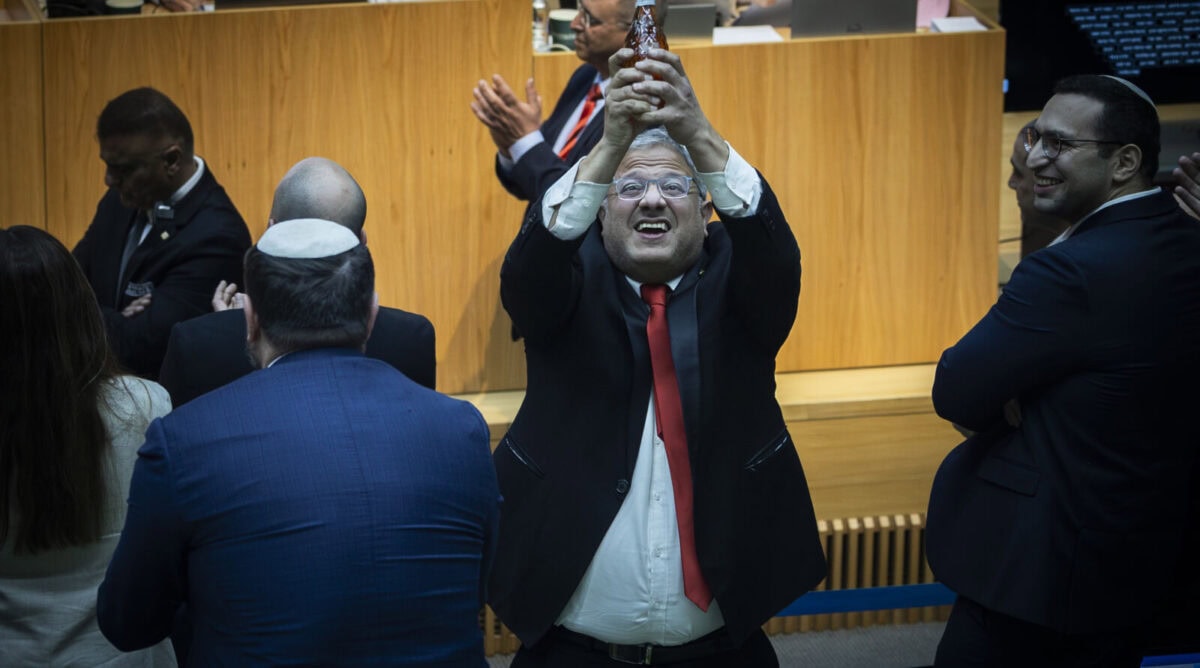יו"ר עוצמה-יהודית, השר איתמר בן-גביר, אחרי האישור במליאת הכנסת של חוק עונש המוות לערבים, 30.3.26 (צילום: אורן בן חקון) יו"ר עוצמה-יהודית, השר איתמר בן-גביר, אחרי האישור במליאת הכנסת של חוק עונש המוות לערבים, 30.3.26 (צילום: אורן בן חקון)