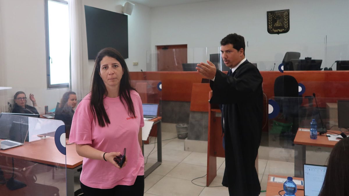 רפ"ק בדימוס בת-חן כהן בפתח עדותה במשפט המו"לים (מימין: עו"ד עמית חדד). בית המשפט המחוזי בירושלים, 15.4.2026 (צילום: אורן פרסיקו) רפ"ק בדימוס בת-חן כהן בפתח עדותה במשפט המו"לים (מימין: עו"ד עמית חדד). בית המשפט המחוזי בירושלים, 15.4.2026 (צילום: אורן פרסיקו)