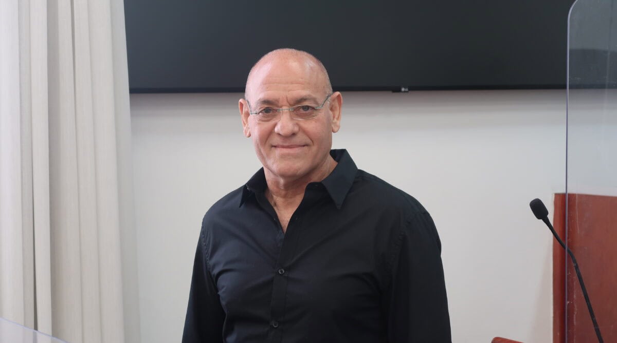 סנ"צ בדימוס יורם נעמן לפני יום עדותו השישי במשפט המו"לים, ביהמ"ש המחוזי בירושלים, 19.4.26 (צילום: אורן פרסיקו) סנ"צ בדימוס יורם נעמן לפני יום עדותו השישי במשפט המו"לים, ביהמ"ש המחוזי בירושלים, 19.4.26 (צילום: אורן פרסיקו)