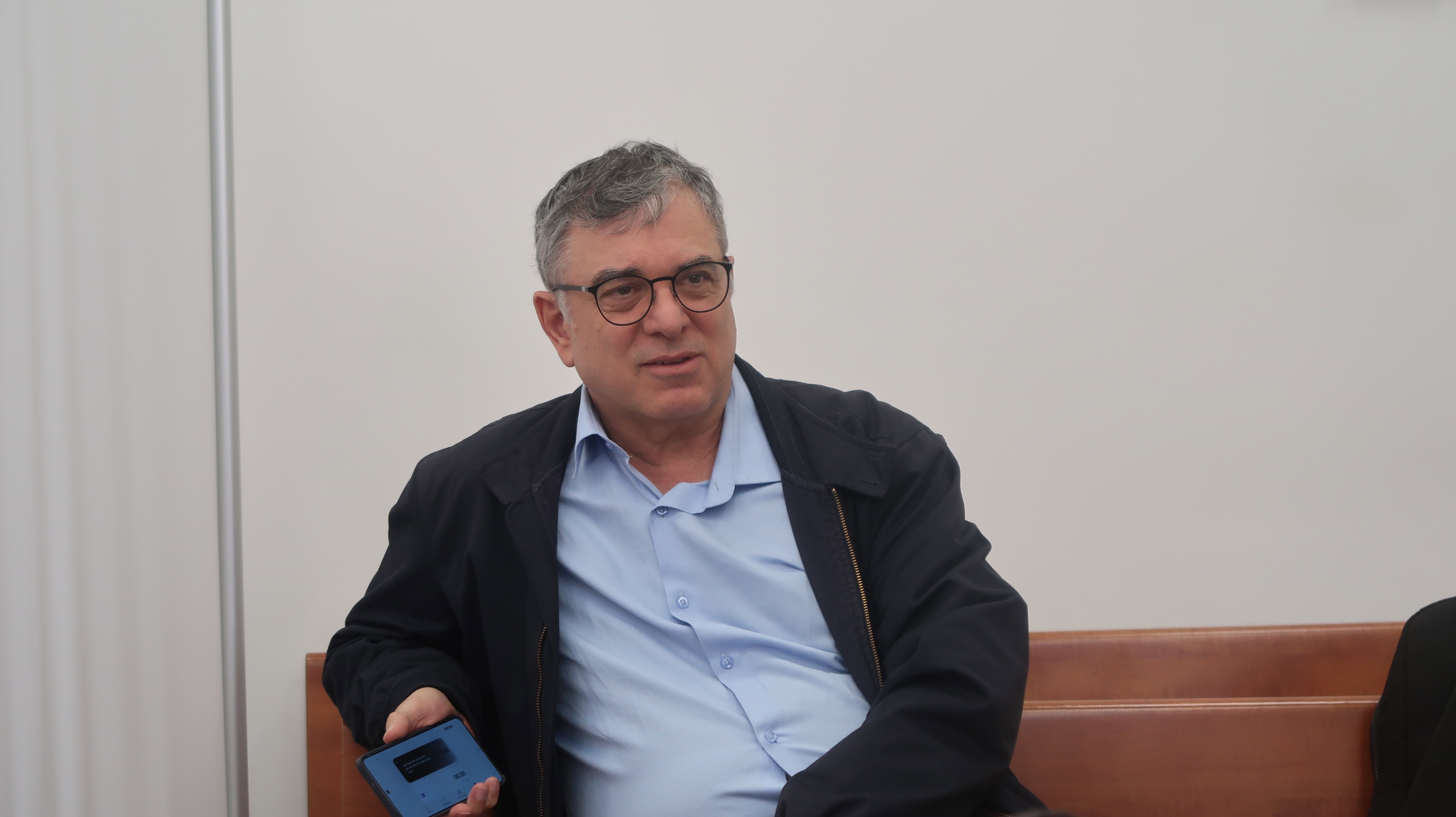 שלמה פילבר במהלך הפסקה בעדותה של אילנית פילבר, ביהמ"ש המחוזי בירושלים, 20.4.26 (צילום: אורן פרסיקו) שלמה פילבר במהלך הפסקה בעדותה של אילנית פילבר, ביהמ"ש המחוזי בירושלים, 20.4.26 (צילום: אורן פרסיקו)