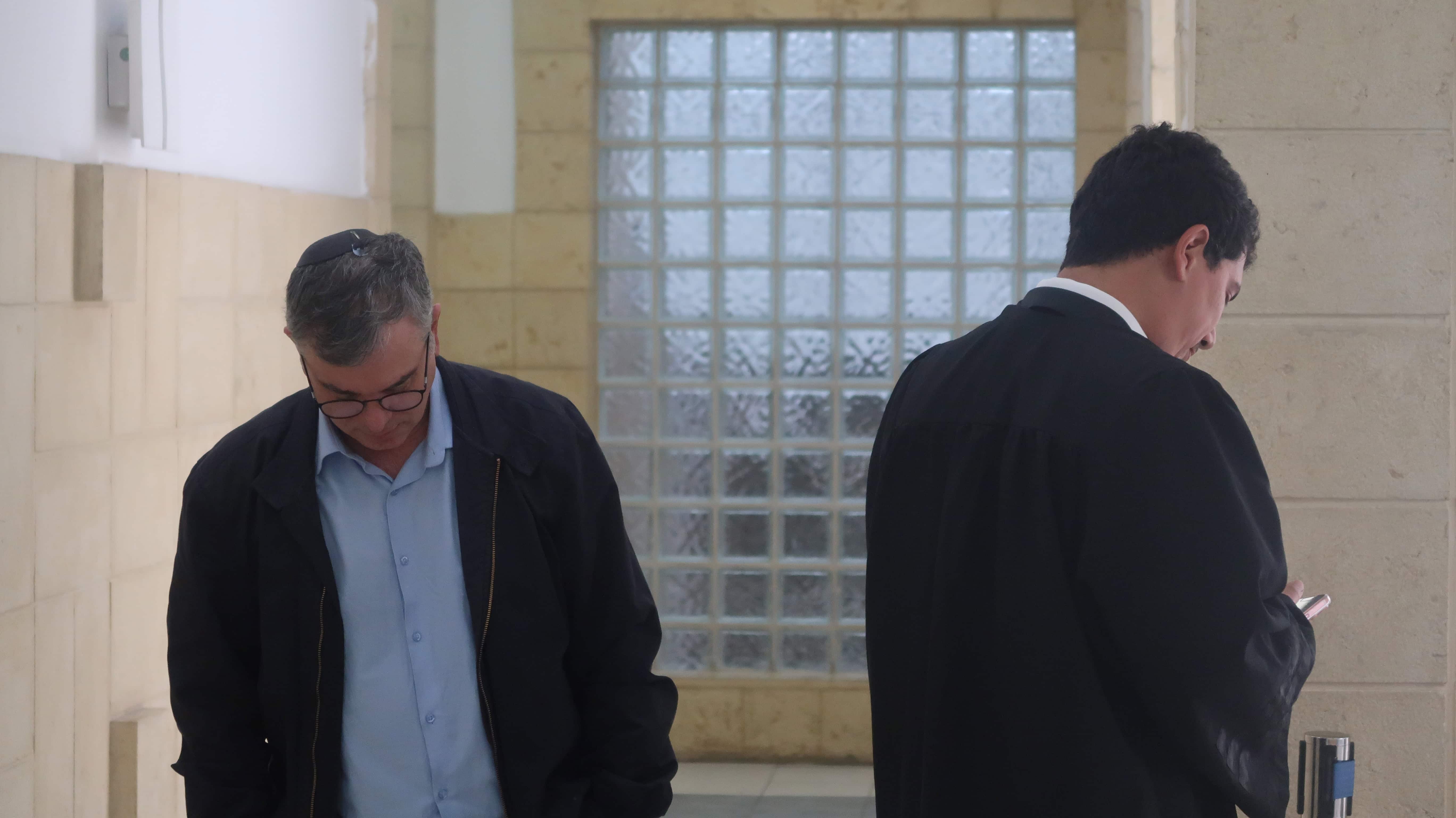 מימין: עו"ד עמית חדד ושלמה פילבר, במהלך הפסקה בעדותה של אילנית פילבר, ביהמ"ש המחוזי בירושלים, 20.4.26 (צילום: אורן פרסיקו) מימין: עו"ד עמית חדד ושלמה פילבר, במהלך הפסקה בעדותה של אילנית פילבר, ביהמ"ש המחוזי בירושלים, 20.4.26 (צילום: אורן פרסיקו)