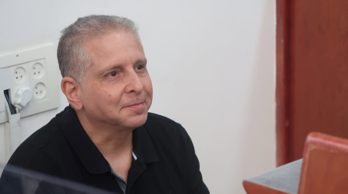 חוקר רשות ניירות ערך אריה זיידנשטדט לפני תחילת עדותו במשפט המו"לים, 26.4.2026 (צילום: אורן פרסיקו) חוקר רשות ניירות ערך אריה זיידנשטדט לפני תחילת עדותו במשפט המו"לים, 26.4.2026 (צילום: אורן פרסיקו)