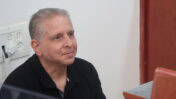 חוקר רשות ניירות ערך אריה זיידנשטדט לפני תחילת עדותו במשפט המו"לים, 26.4.2026 (צילום: אורן פרסיקו)