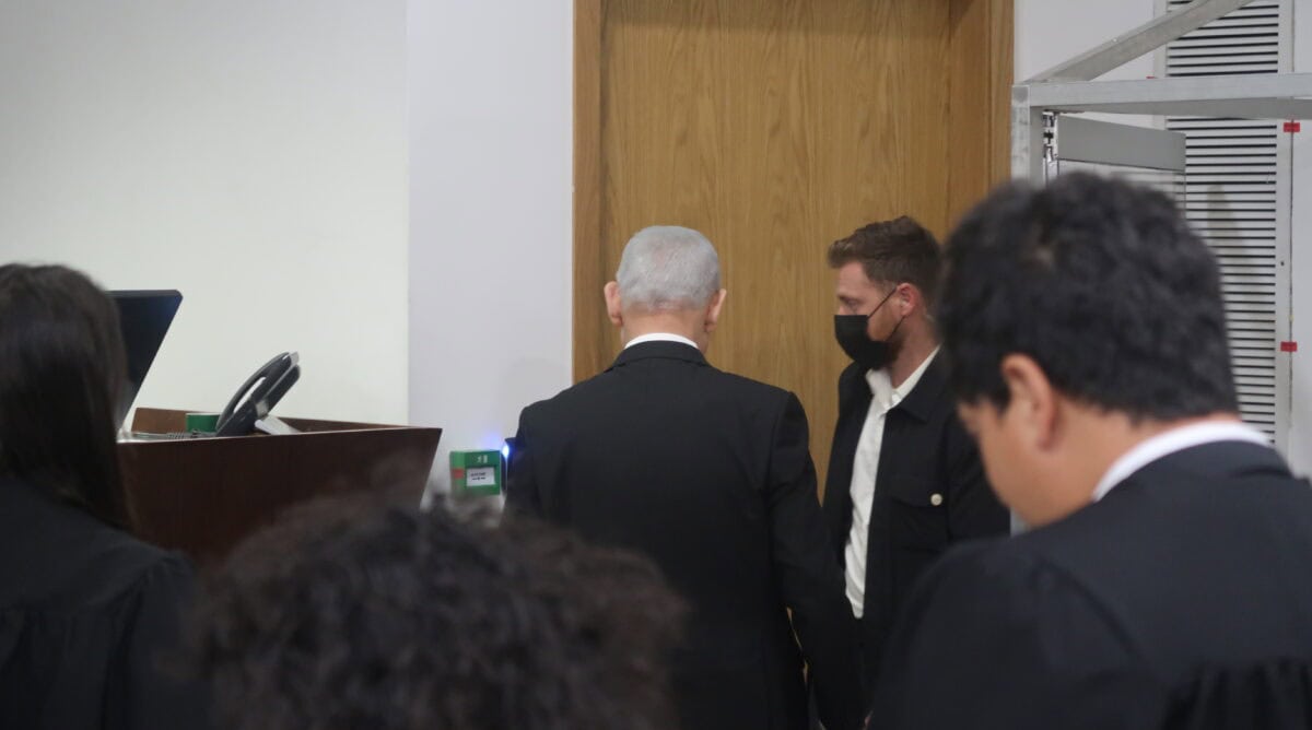 ראש הממשלה הנאשם בשוחד בנימין נתניהו בורח מהצלמים בסיום יום עדותו ה-81, 28.4.2026 (צילום: אורן פרסיקו)