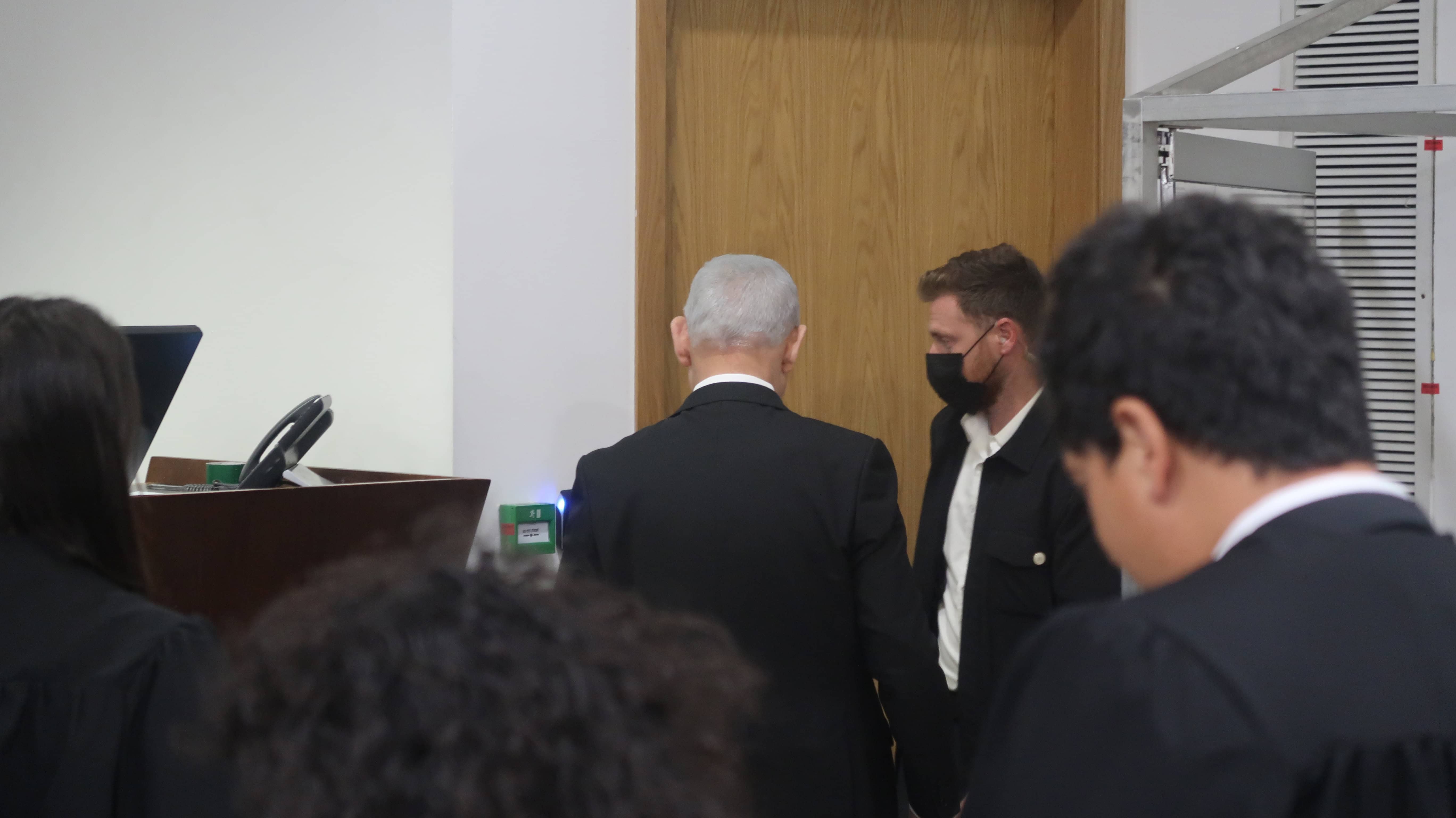 ראש הממשלה הנאשם בשוחד בנימין נתניהו בורח מהצלמים בסיום יום עדותו ה-81, 28.4.2026 (צילום: אורן פרסיקו) ראש הממשלה הנאשם בשוחד בנימין נתניהו בורח מהצלמים בסיום יום עדותו ה-81, 28.4.2026 (צילום: אורן פרסיקו)