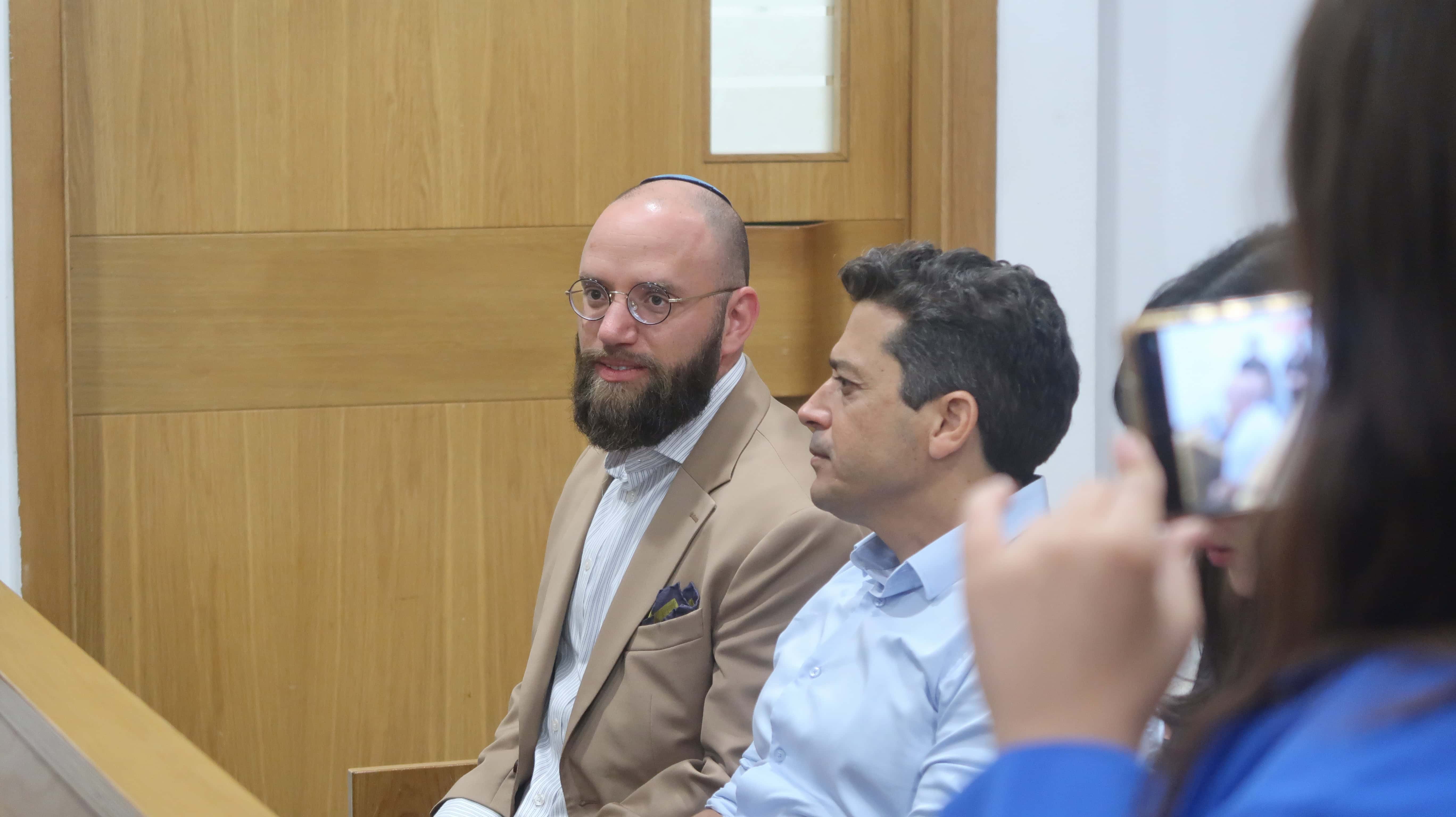 עו"ד דוד פטר מבקר באולם משפט המו"לים. לצדו, השר עמיחי שיקלי, 29.4.2026 (צילום: אורן פרסיקו) עו"ד דוד פטר מבקר באולם משפט המו"לים. לצדו, השר עמיחי שיקלי, 29.4.2026 (צילום: אורן פרסיקו)