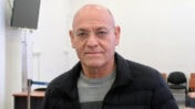 סנ"צ בדימוס יורם נעמן לפני יום עדותו החמישי במשפט המו"לים, ביהמ"ש המחוזי בירושלים, 12.4.26 (צילום: אורן פרסיקו)