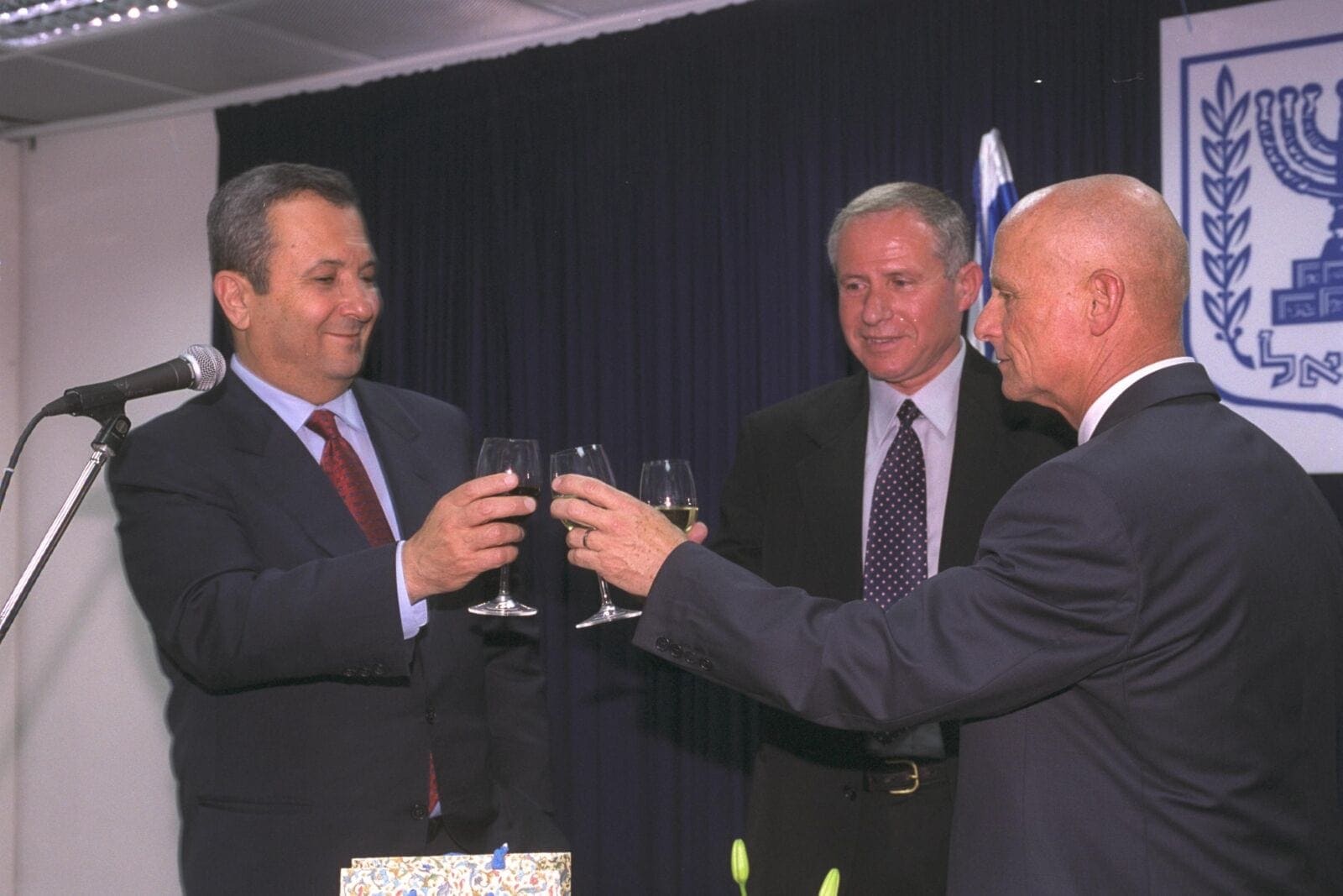 טקס חילופי ראשי השב"כ: רה"מ אהוד ברק (משמאל) משיק כוסית עם ראש השב"כ היוצא עמי איילון (מימין) והנכנס אבי דיכטר, משרד ראש הממשלה בירושלים, 14.5.2000 (צילום: אבי אוחיון, לע"מ)