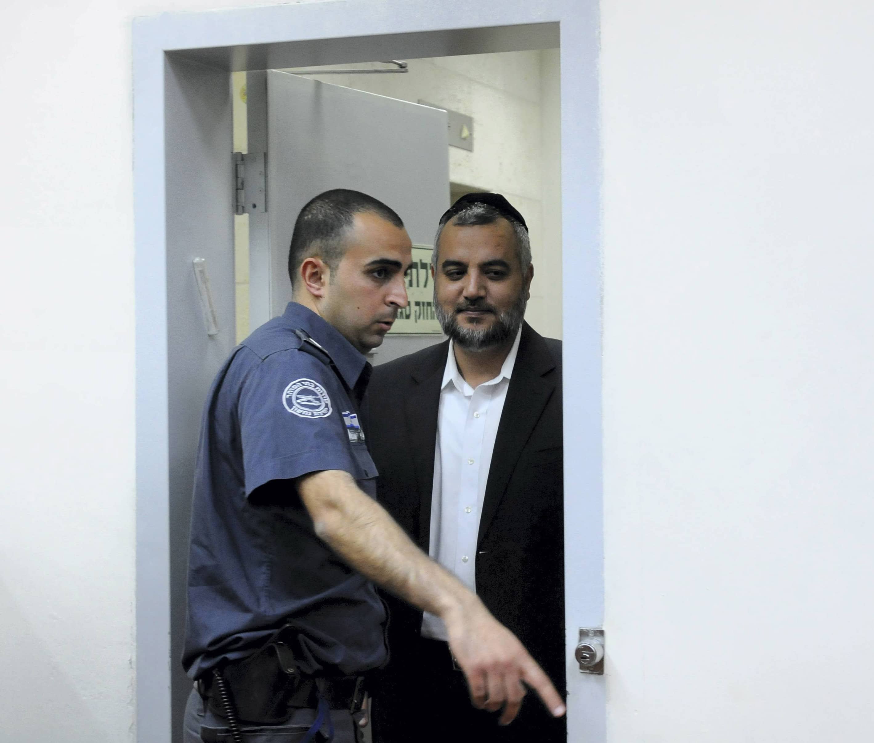 הפוליטיקאי המקומי עמרם כנפו בבית משפט השלום בראשון-לציון ב-2012, אחרי מעצרו במסגרת פרשת השוחד בעיריית אשדוד (צילום: יוסי זליגר) הפוליטיקאי המקומי עמרם כנפו בבית משפט השלום בראשון-לציון ב-2012, אחרי מעצרו במסגרת פרשת השוחד בעיריית אשדוד (צילום: יוסי זליגר)