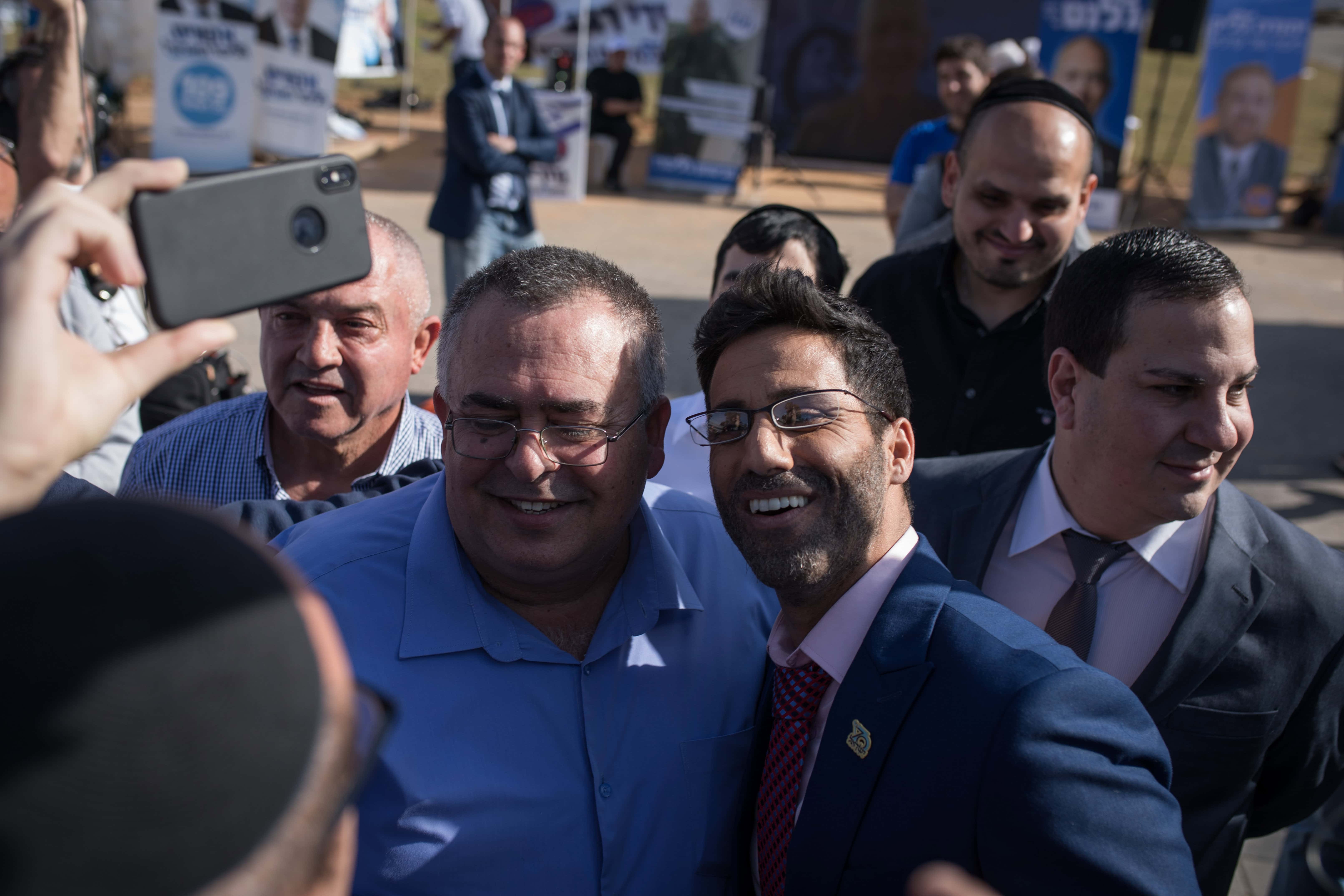 דוד ביטן מצטלם עם תומכים ועם הקומיקאי שחר חסון, המגלם את הדמות הסאטירית "דולב שושני", במהלך הפריימריז בליכוד ב-2019 (צילום: הדס פרוש) דוד ביטן מצטלם עם תומכים ועם הקומיקאי שחר חסון, המגלם את הדמות הסאטירית "דולב שושני", במהלך הפריימריז בליכוד ב-2019 (צילום: הדס פרוש)