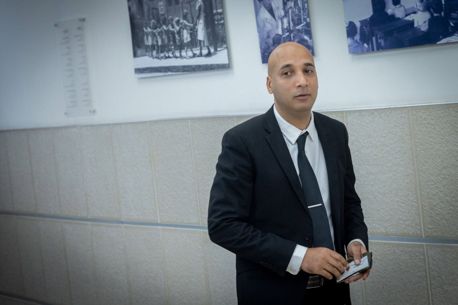 עורך הדין אופיר שמשון, בית הדין לעבודה בירושלים, 5.5.25 (צילום: חיים גולדברג) עורך הדין אופיר שמשון, בית הדין לעבודה בירושלים, 5.5.25 (צילום: חיים גולדברג)