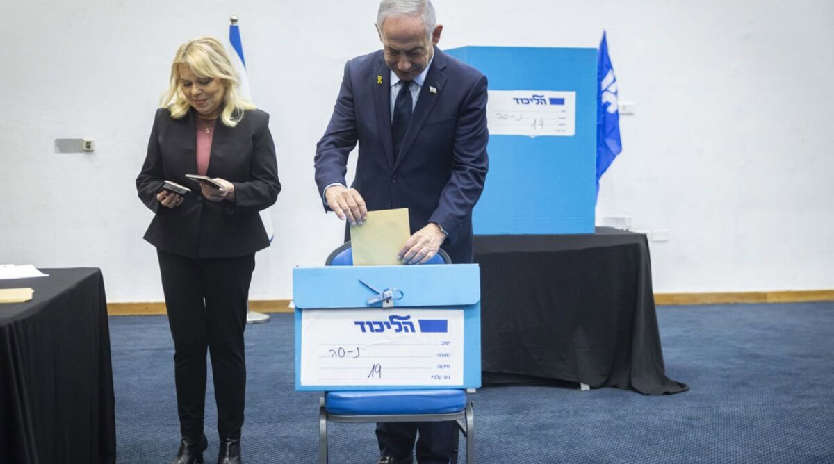 רה"מ הנאשם ויו"ר הליכוד בנימין נתניהו מצביע בבחירות למרכז הליכוד, 25.11.25 (צילום: חיים גולדברג) רה"מ הנאשם ויו"ר הליכוד בנימין נתניהו מצביע בבחירות למרכז הליכוד, 25.11.25 (צילום: חיים גולדברג)