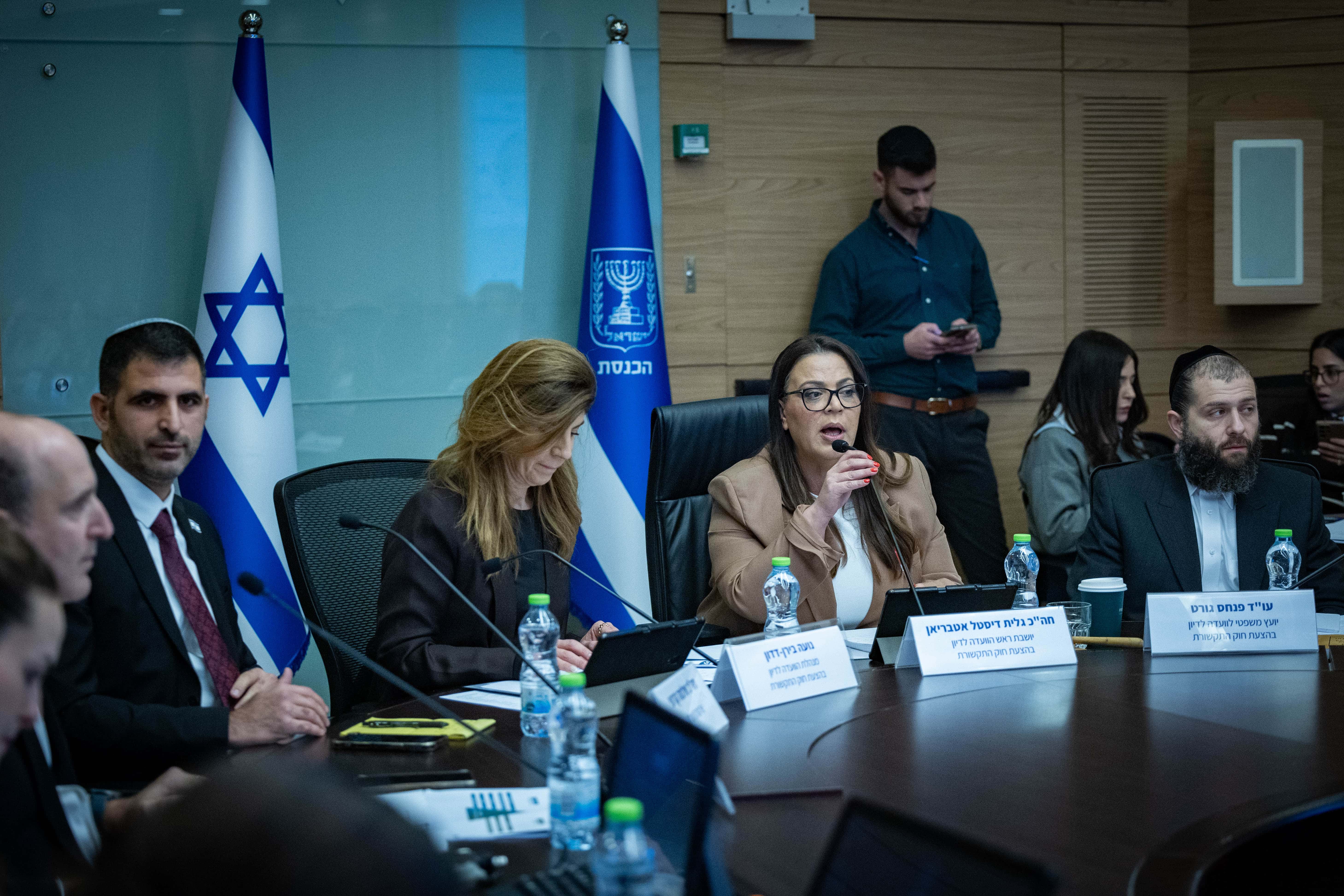 שר התקשורת שלמה קרעי (משמאל) באחד מדיוני הוועדה המיוחדת בראשות ח"כ גלית דיסטל-אטבריאן שדנה ב"חוק התקשורת". הכנסת, דצמבר 2025 (צילום: יונתן זינדל)