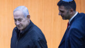 ראש הממשלה בנימין נתניהו עם שר התקשורת שלמה קרעי. הכנסת, מרץ 2026 (צילום: יונתן זינדל)