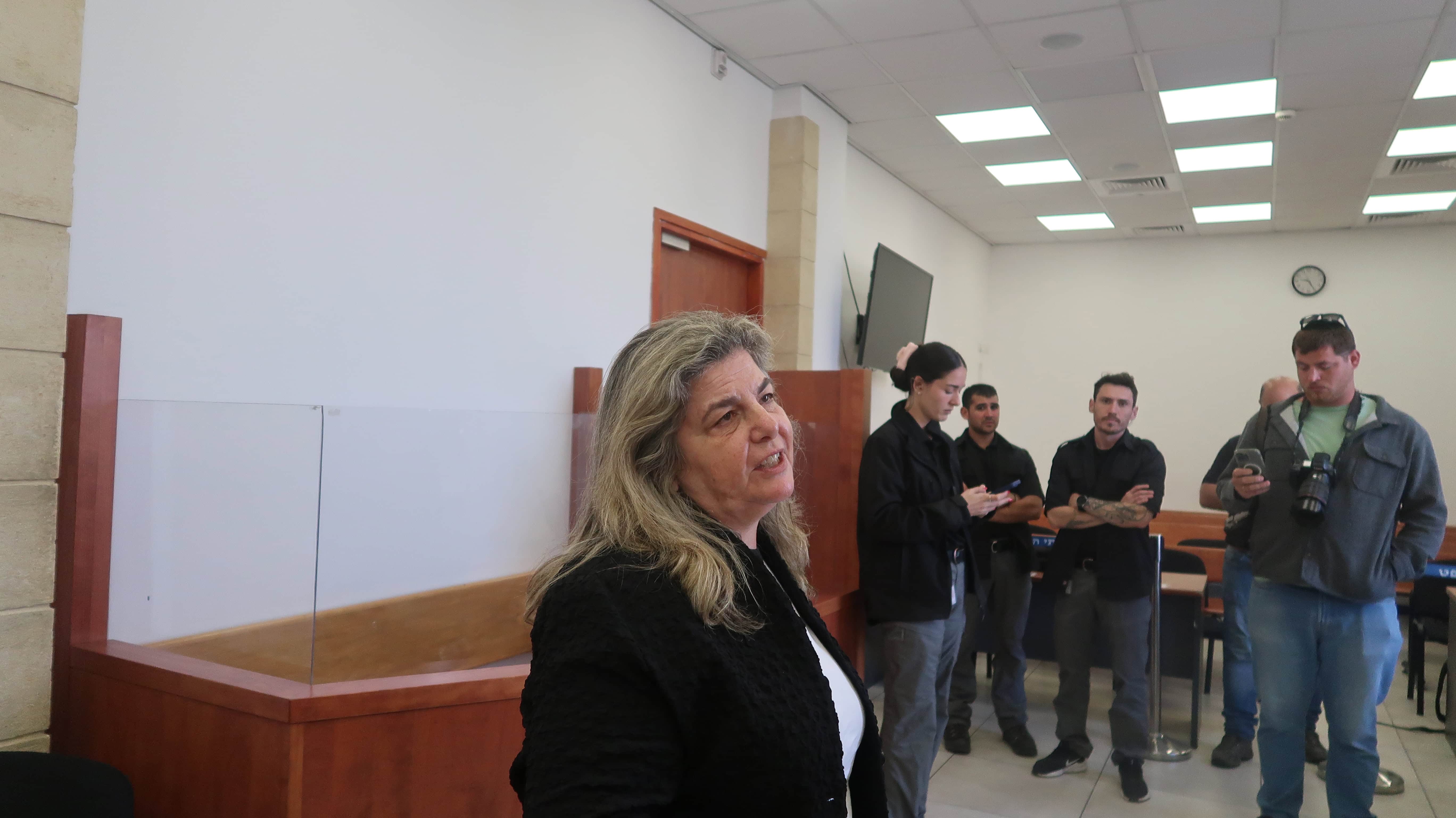 חוקרת רשות ני"ע שרה דוידי לפני תחילת עדותה במשפט המו"לים, 3.5.2026 (צילום: אורן פרסיקו)