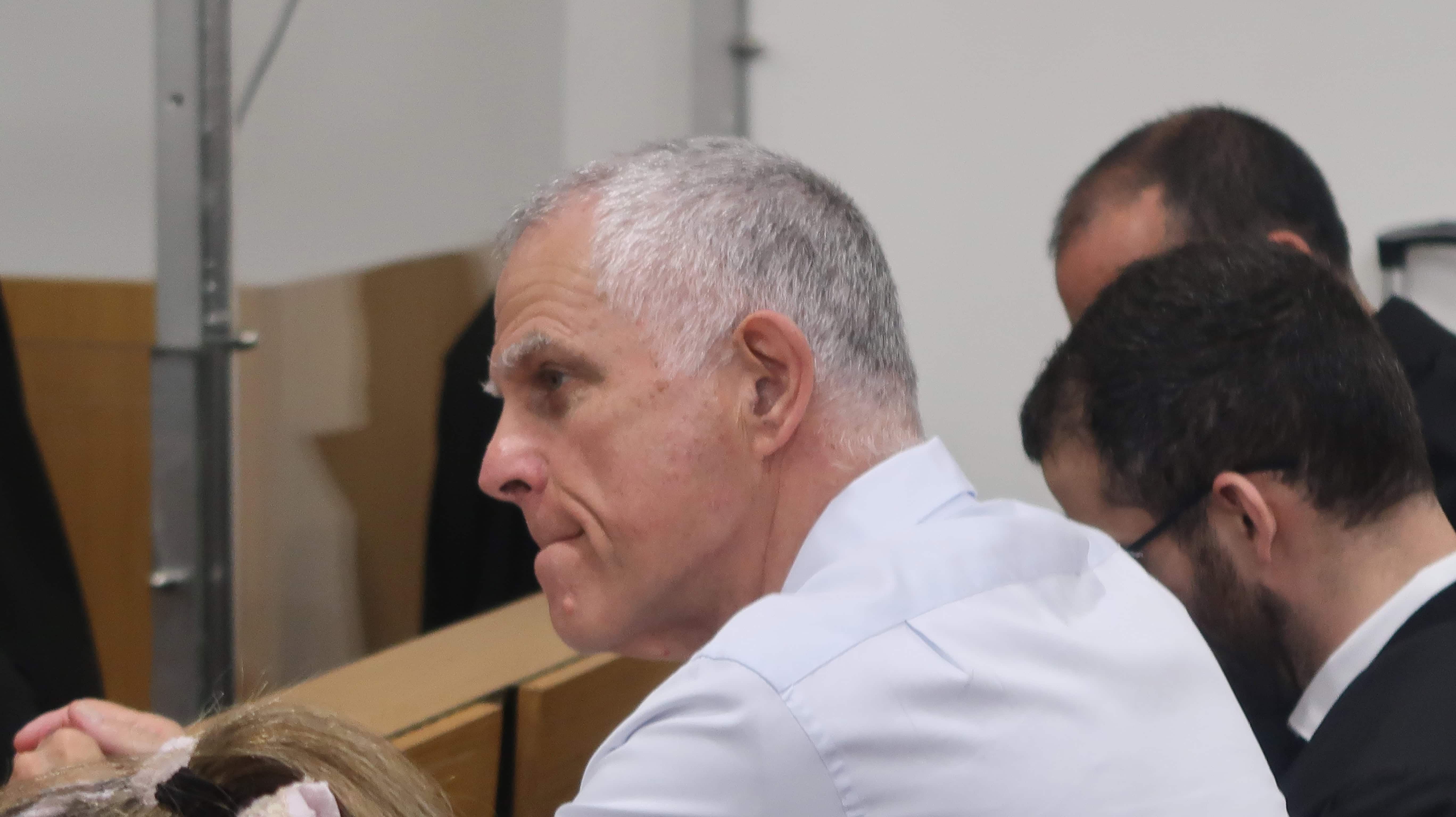 מו"ל "ידיעות אחרונות" ארנון (נוני) מוזס לפני חקירתו הנגדית של ראש הממשלה נתניהו על פרשת "תיק 2000", 13.5.2026 (צילום: אורן פרסיקו)