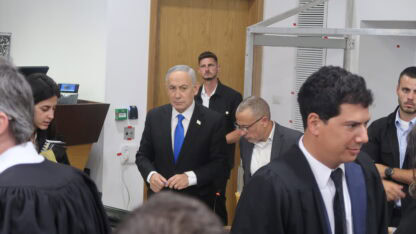 ראש הממשלה הנאשם בשוחד בנימין נתניהו בסיום יום עדותו ה-89, 25.5.2026 (צילום: אורן פרסיקו)
