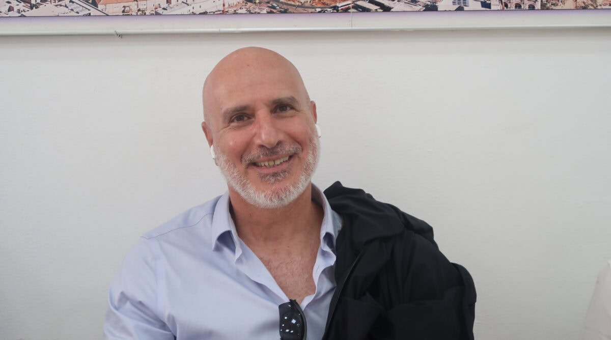 אלי לוי, לשעבר מנהל מחלקת חקירות ברשות ני"ע, לפני יום עדותו הראשון במשפט המו"לים, 31.5.2026 (צילום: אורן פרסיקו) אלי לוי, לשעבר מנהל מחלקת חקירות ברשות ני"ע, לפני יום עדותו הראשון במשפט המו"לים, 31.5.2026 (צילום: אורן פרסיקו)
