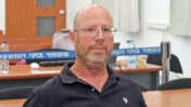 רפ"ק בדימוס עודד בן משה, לפני תחילת עדותו במשפט המו"לים, 17.5.25 (צילום: אורן פרסיקו) רפ"ק בדימוס עודד בן משה, לפני תחילת עדותו במשפט המו"לים, 17.5.25 (צילום: אורן פרסיקו)