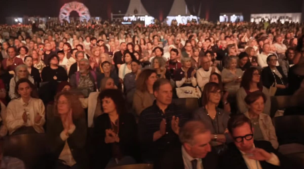 קהל בוועידת השלום העממית, אפריל 2026 קהל בוועידת השלום העממית, אפריל 2026