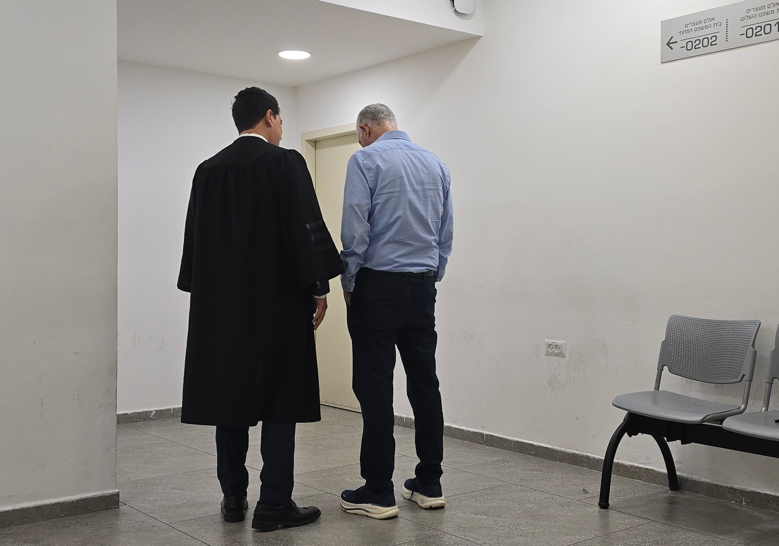 נוני מוזס משוחח עם עו"ד עמית חדד, הסנגור של בנימין נתניהו, במהלך אחת ההפסקות במשפט המו"לים. בית המשפט המחוזי בתל-אביב, 12.5.2026 (צילום: אור-לי ברלב)