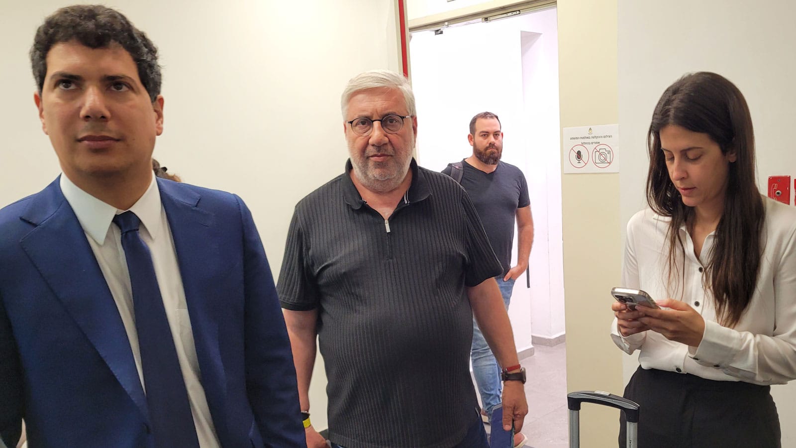 העסקן ואיש התקשורת יעקב ברדוגו עם עורכי הדין עמית חדד ונועה מילשטיין מצוות ההגנה של בנימין נתניהו. בית המשפט המחוזי בתל-אביב, 26.5.2026 (צילום: איתמר ב"ז) העסקן ואיש התקשורת יעקב ברדוגו עם עורכי הדין עמית חדד ונועה מילשטיין מצוות ההגנה של בנימין נתניהו. בית המשפט המחוזי בתל-אביב, 26.5.2026 (צילום: איתמר ב"ז)