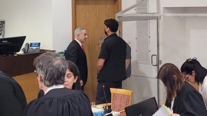 ראש הממשלה בנימין נתניהו בתום יום עדותו ה-90 במשפט שבו הוא עומד לדין על שוחד, מרמה והפרת אמונים. בית המשפט המחוזי בתל-אביב, 26.5.2026 (צילום: איתמר ב"ז)