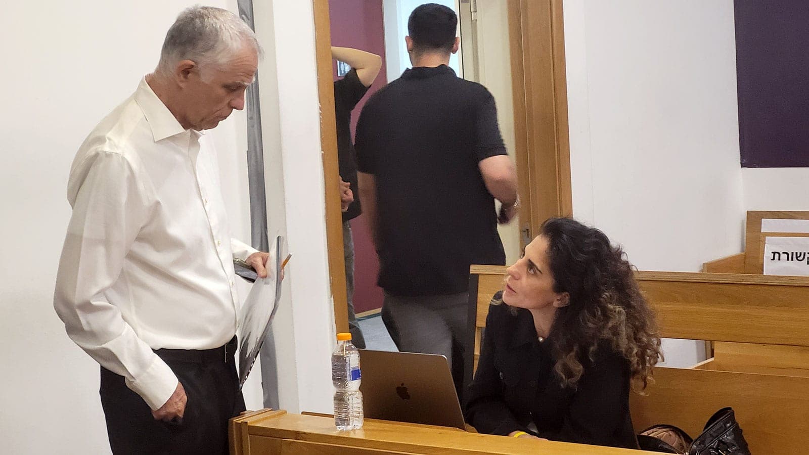 הנאשם נוני מוזס היום בבית המשפט, בשיחה עם אשת התקשורת הביביסטית כנרת בראשי (צילום: איתמר ב"ז) הנאשם נוני מוזס היום בבית המשפט, בשיחה עם אשת התקשורת הביביסטית כנרת בראשי (צילום: איתמר ב"ז)