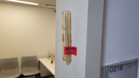 מזוזה מאובטחת שצולמה במהלך סיור מאחורי הקלעים של האולם שבו מוסר בנימין נתניהו את עדותו. בית המשפט המחוזי בתל-אביב, 28.5.2026 (צילום: איתמר ב"ז) מזוזה מאובטחת שצולמה במהלך סיור מאחורי הקלעים של האולם שבו מוסר בנימין נתניהו את עדותו. בית המשפט המחוזי בתל-אביב, 28.5.2026 (צילום: איתמר ב"ז)