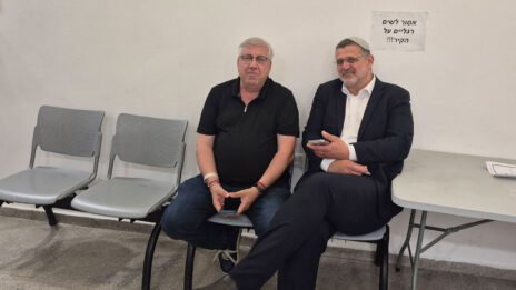 ח"כ אביחי בוארון עם העסקן ואיש התקשורת יעקב ברדוגו במהלך הפסקה ביום העדות ה-96 של ראש הממשלה, בנימין נתניהו. בית המשפט המחוזי בתל-אביב, 22.6.2026 (צילום: אורן פרסיקו)