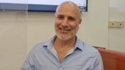 אלי לוי, לשעבר מנהל מחלקת חקירות ברשות ני"ע, לפני יום עדותו השני במשפט המו"לים, 21.6.2026 (צילום: אורן פרסיקו)