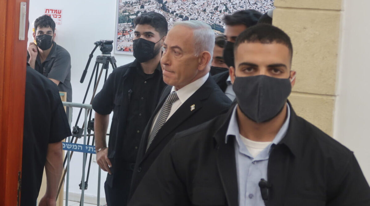 ראש הממשלה הנאשם בשוחד בנימין נתניהו בודק אם השופטים נמצאים באולם משפט המו"לים, 29.6.2026 (צילום: אורן פרסיקו)