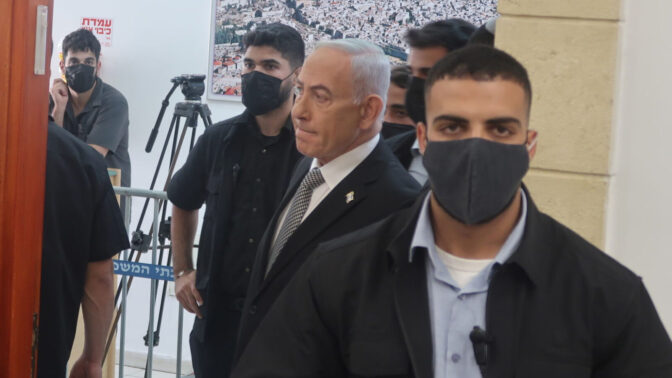 ראש הממשלה הנאשם בשוחד בנימין נתניהו בודק אם השופטים נמצאים באולם משפט המו"לים, 29.6.2026 (צילום: אורן פרסיקו)