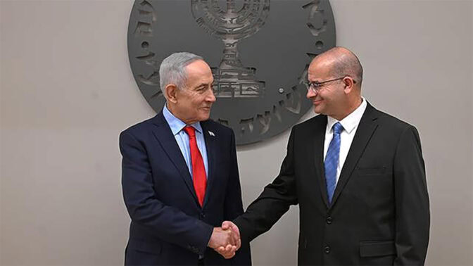 ראש המוסד הנכנס רומן גופמן לוחץ את ידו של רה"מ הנאשם בנימין נתניהו, בטקס כניסתו לתפקיד, 2.6.26 (צילום: חיים צח, לע"מ)