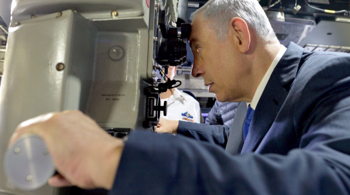 רה"מ בנימין נתניהו מסתכל בפריסקופ של הצוללת אח"י רהב, 12.1.2016 (צילום: קובי גדעון, לע"מ) רה"מ בנימין נתניהו מסתכל בפריסקופ של הצוללת אח"י רהב, 12.1.2016 (צילום: קובי גדעון, לע"מ)