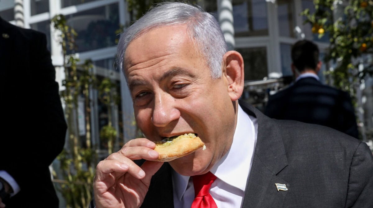 נתניהו אוכל סנדוויץ' (צילום: נועם רבקין פנטון)