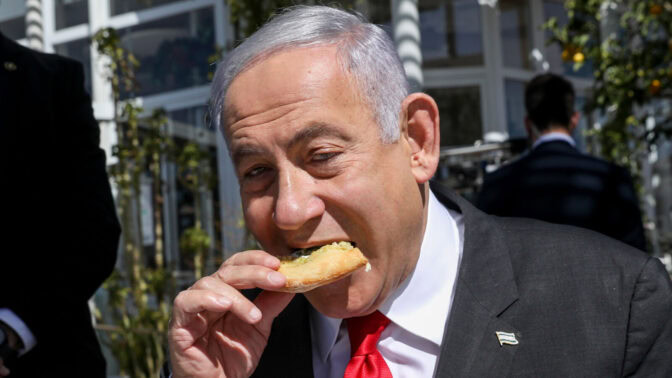 PRIME MINISTER BENJAMIN NETANYAHU נתניהו אוכל סנדוויץ' (צילום: נועם רבקין פנטון)