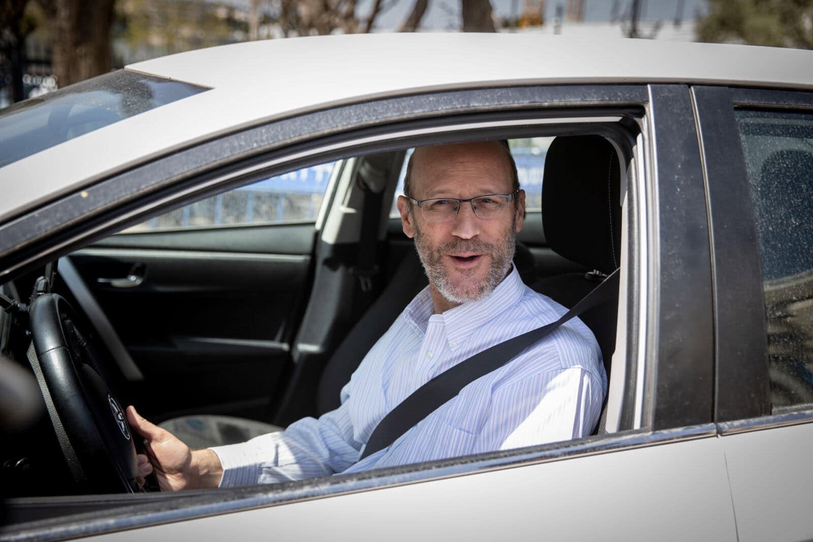 עו"ד מיכאל רבילו מגיע כנציג הליכוד לפגישת נתניהו ובנט בלשכת ראש הממשלה בירושלים, 13.4.21 (צילום יונתן זינדל)