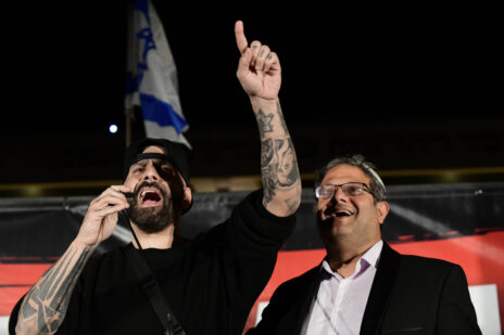 יואב אליאסי, "הצל", עם איתמר בן-גביר בעצרת שהתקיימה בתל-אביב בינואר 2022 (צילום: תומר נויברג)