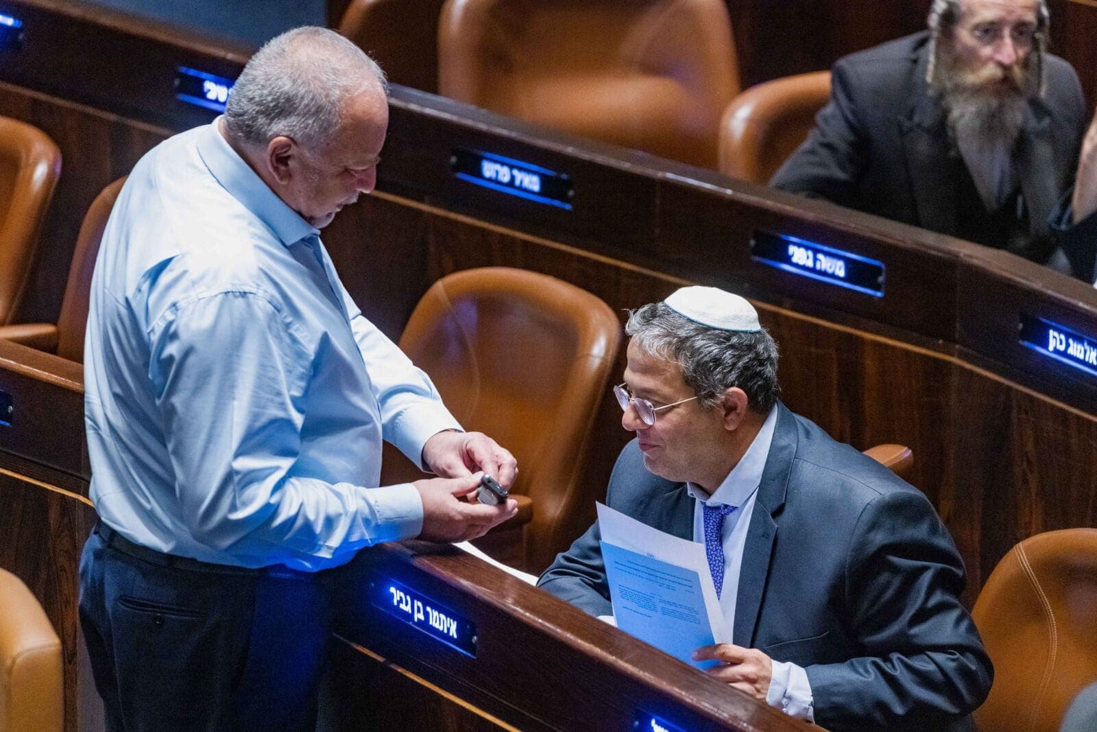 איתמר בן-גביר (מימין) ואביגדור ליברמן, כנסת ישראל, 15.12.22 (צילום: אוליבייה פיטוסי) איתמר בן-גביר (מימין) ואביגדור ליברמן, כנסת ישראל, 15.12.22 (צילום: אוליבייה פיטוסי)
