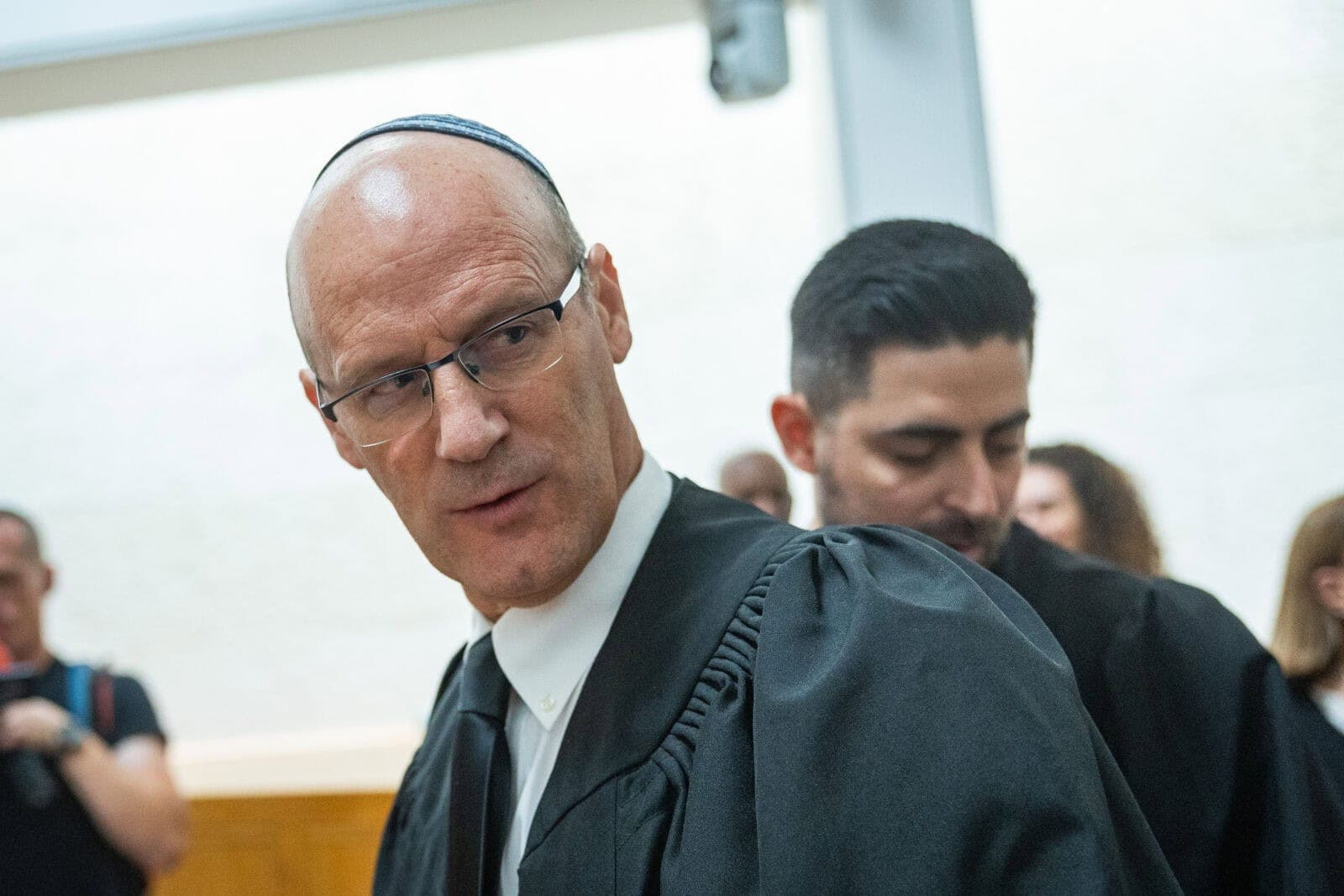 עו"ד מיכאל רבילו מגיע לדיון בבג"ץ בעתירות הדורשות להוציא את רה"מ הנאשם נתניהו לנבצרות, 3.8.23 (צילום: יונתן זינדל)