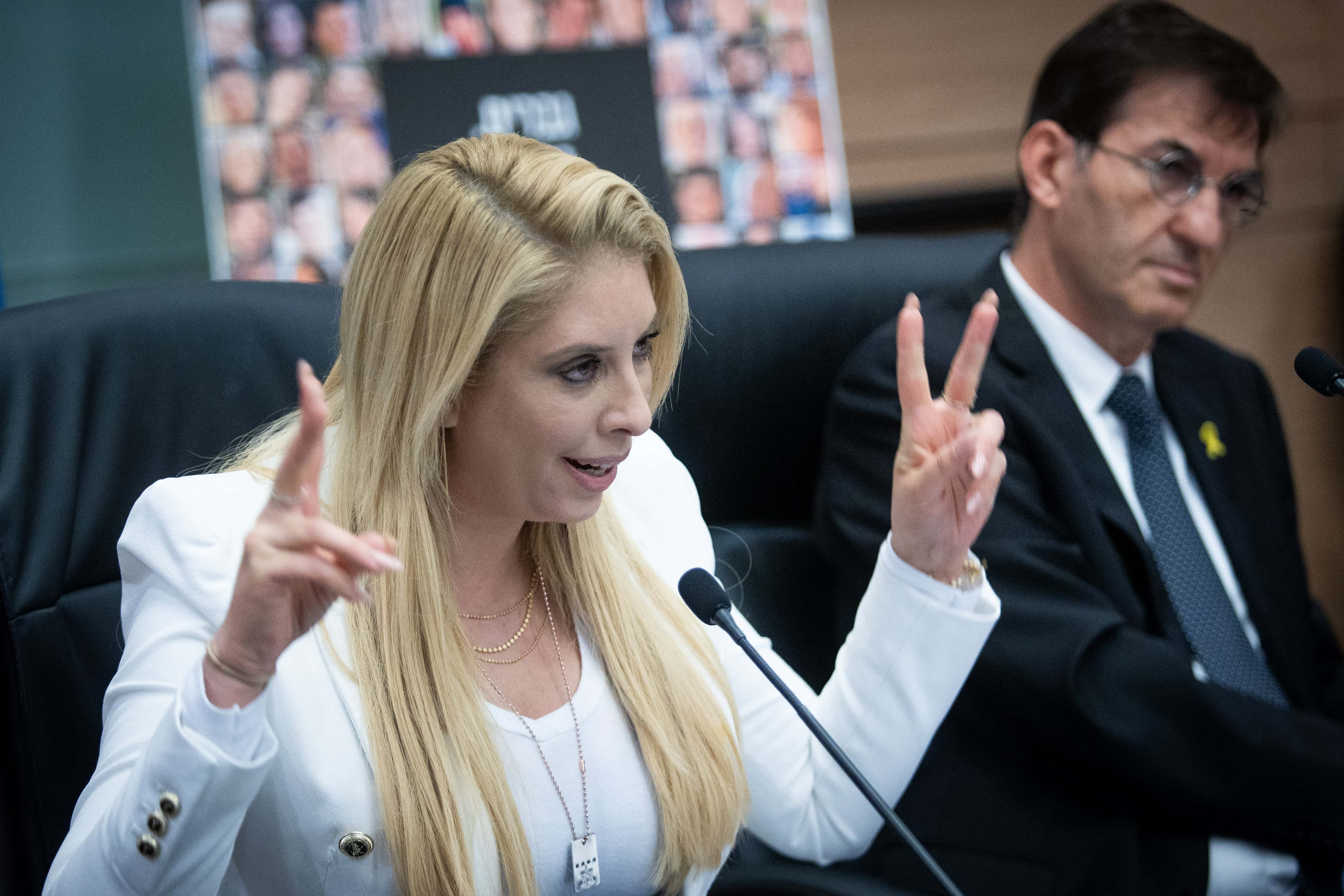 ח"כ שלי טל מירון בכנסת, אפריל 2024. ברקע: ח"כ בועז ביסמוט (צילום: אורן בן-חקון)