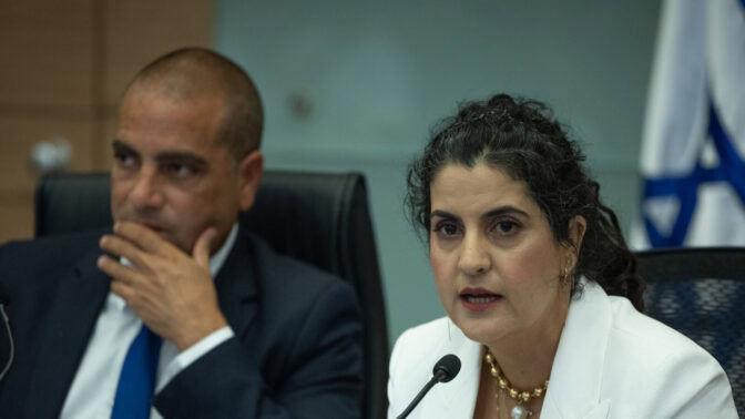 היועצת המשפטית לכנסת שגית אפיק ויו"ר הקואליציה אופיר כץ (הליכוד), כנסת ישראל, 24.6.25 (צילום: אורן בן חקון) היועצת המשפטית לכנסת שגית אפיק ויו"ר הקואליציה אופיר כץ (הליכוד), כנסת ישראל, 24.6.25 (צילום: אורן בן חקון)