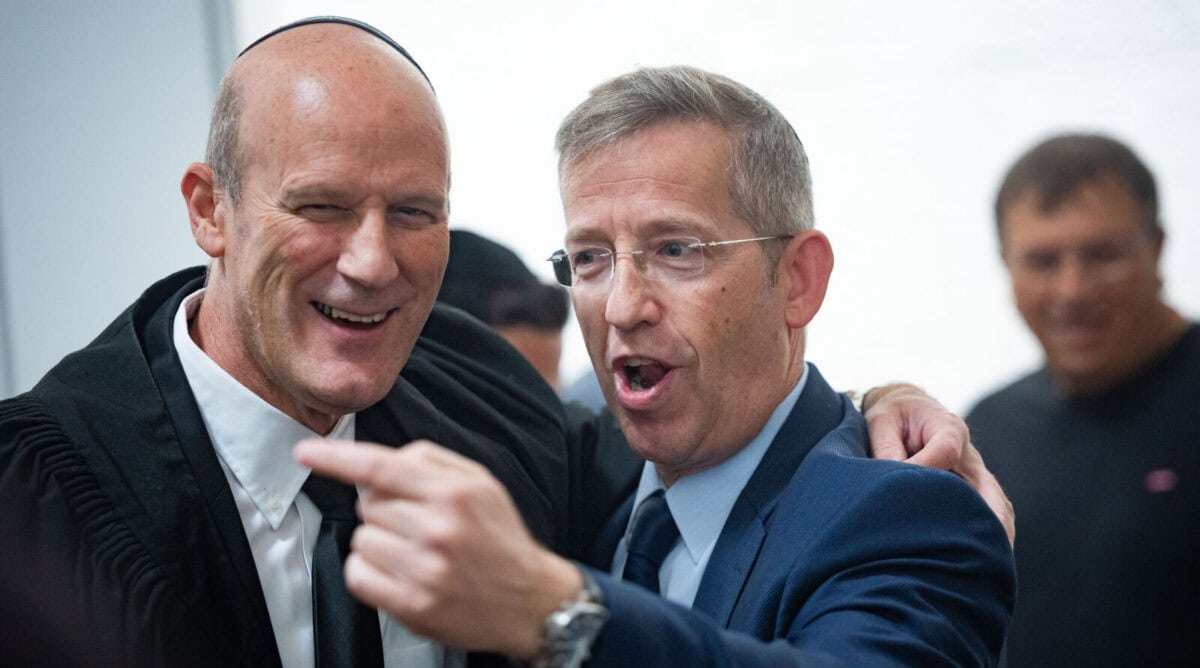 עו"ד מיכאל ראבילו (משמאל) עם מזכיר הממשלה יוסי פוקס, לפני הדיון בבג"ץ בעתירות נגד מינוי דוד זיני לראש השב"כ, 1.7.25 (צילום: יונתן זינדל)